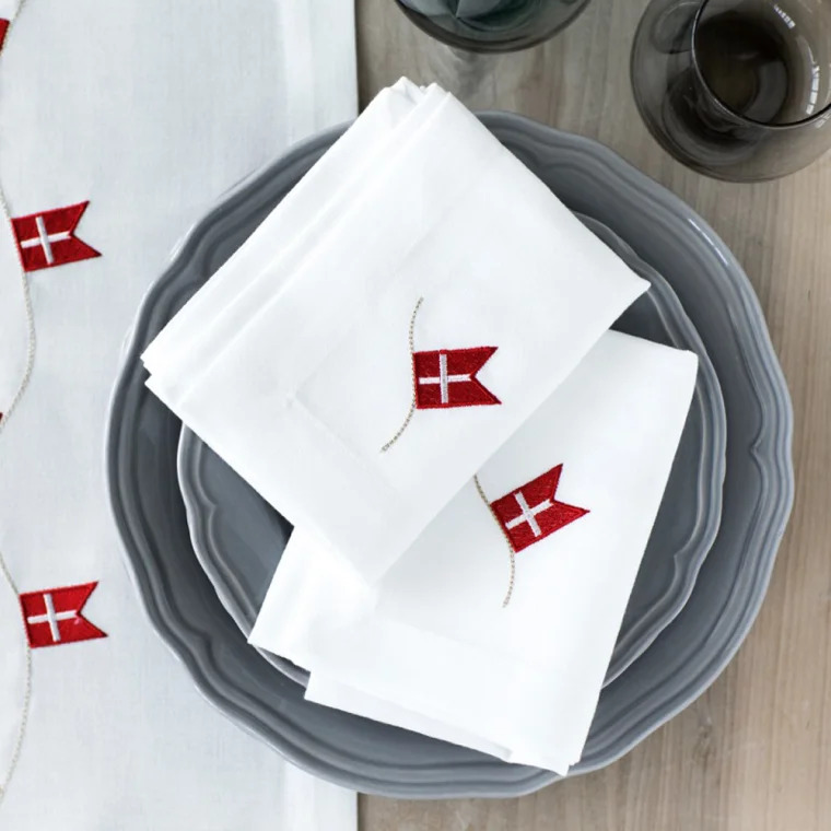 Fødselsdagsserviet i stof med dannebrog