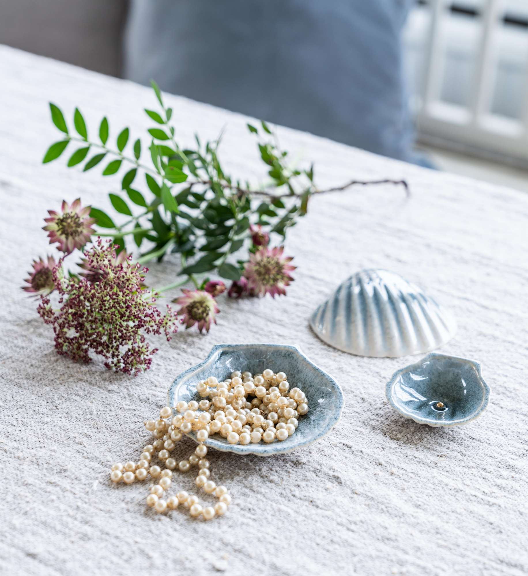 Scallop with golden pearl, small creme ø6cm