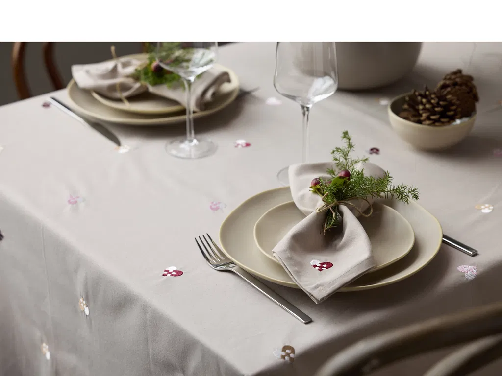 Södahl Christmas Hearts Embroidery Juledug 140 x 220 cm Rose