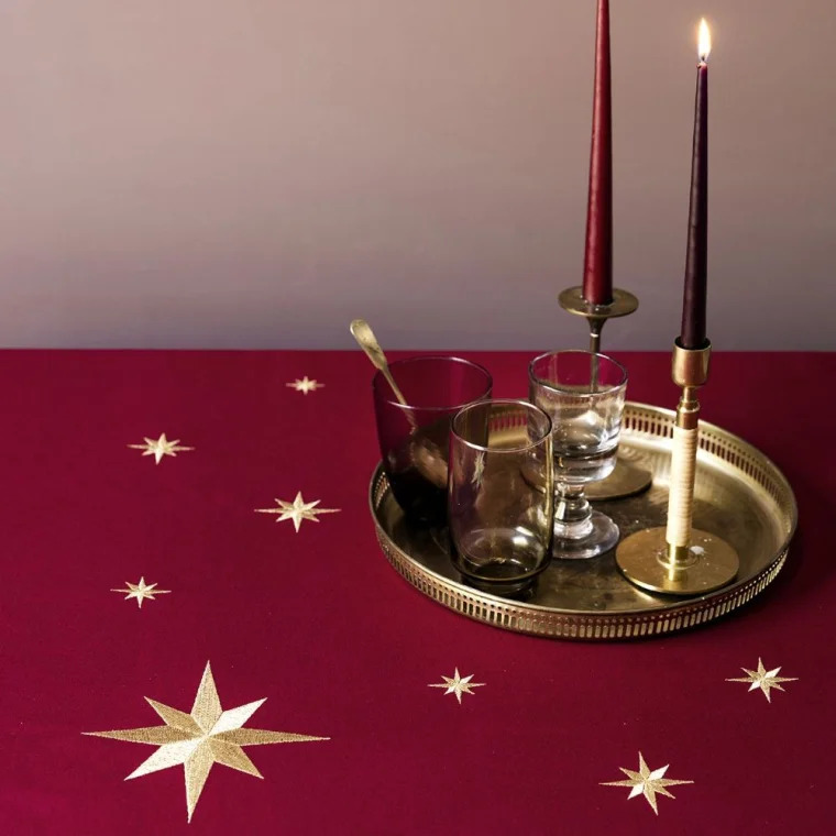 Rød dug med guldstjerner, 140x340cm