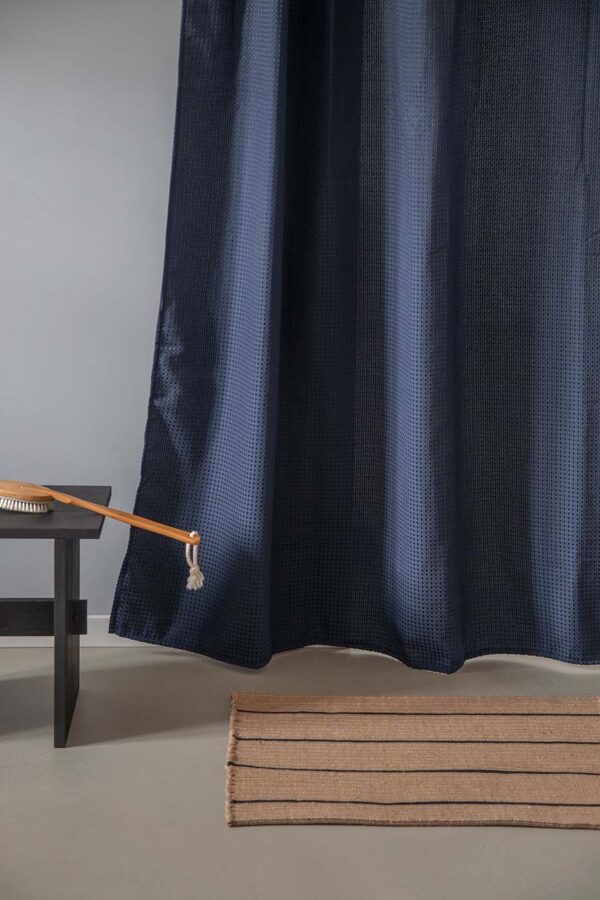 MOUD Home WAFFLE Badeforhæng i mørk blå - 180x200 cm