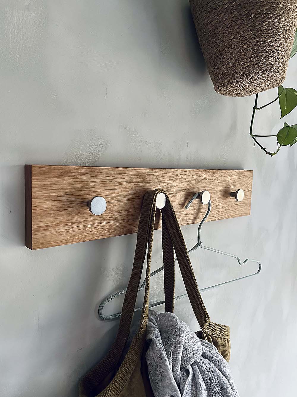 MOUD Home OAK Knagerække Egetræ Med Stål Knager – 50 cm