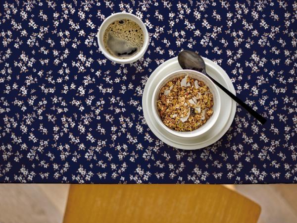 Södahl Painter's Garden Akryldug m. antislip 140 cm Navy blue - i metermål