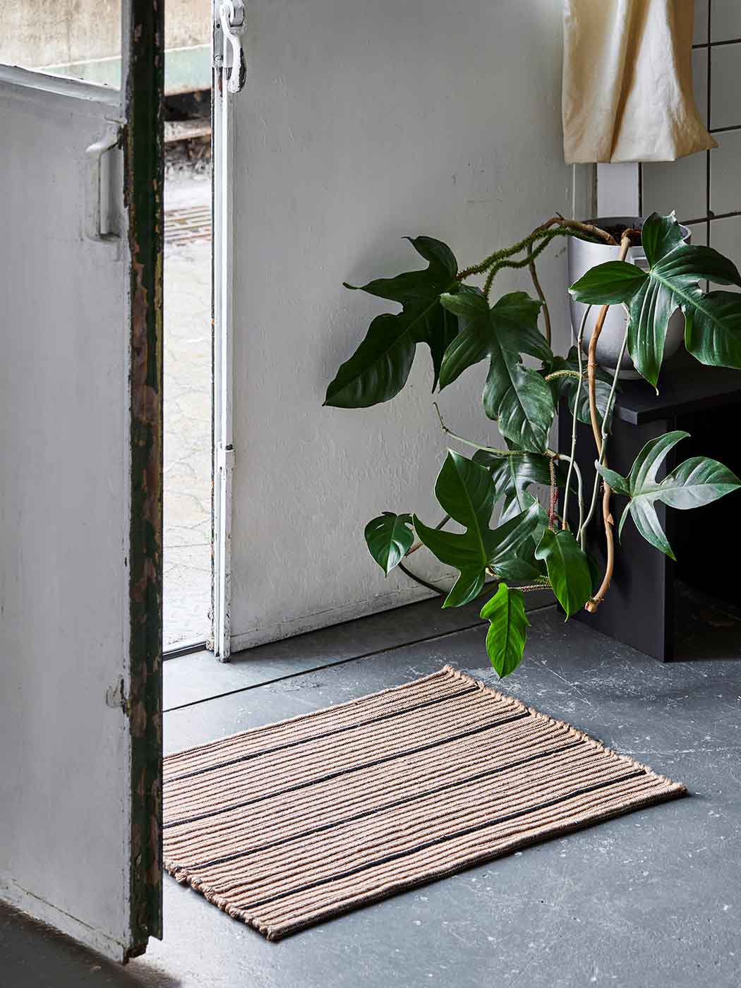 MOUD Home STRIPE dørmåtte 50x72 cm - beige/sort - genanvendt polyester