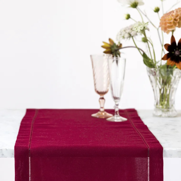 Langkilde & Søn Rød bordløber med hulsøm, 30x300cm