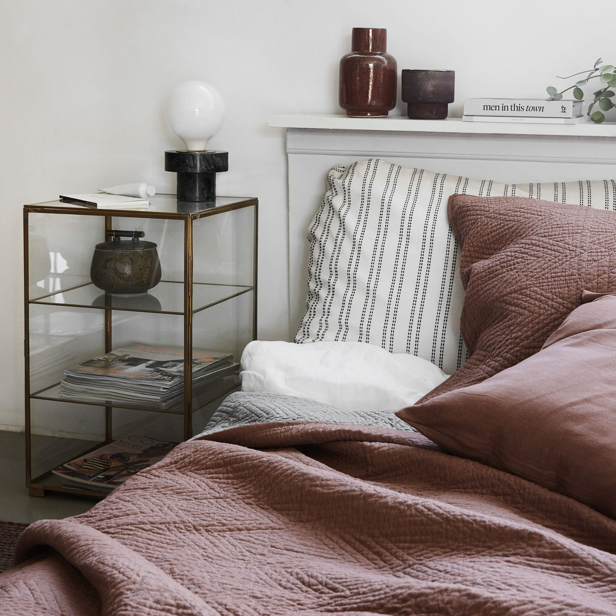 Vitrineskab, Glass, H 56,6 cm, messing